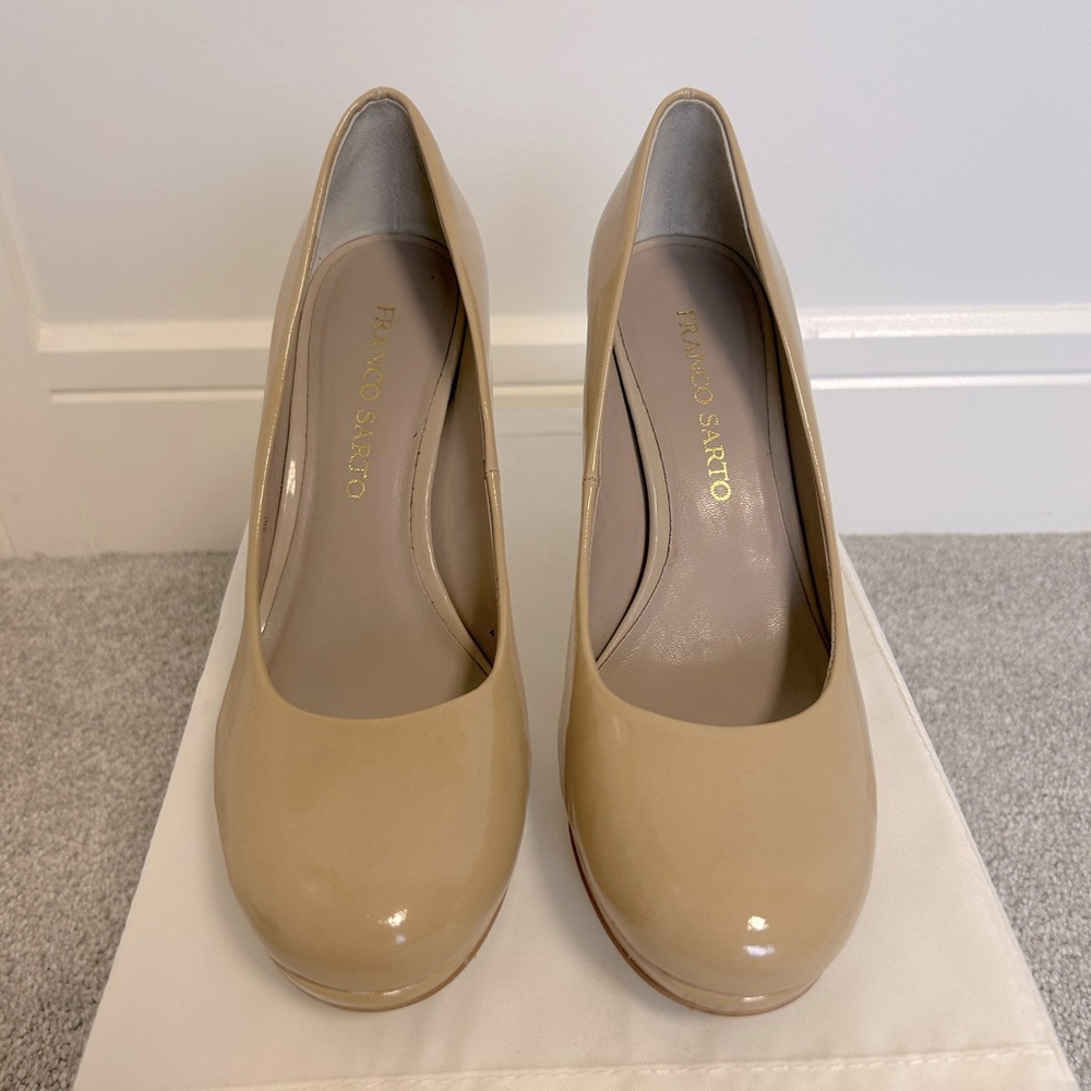Franco Sarto L-Luxe closed toe pumps in nude. Size 8
